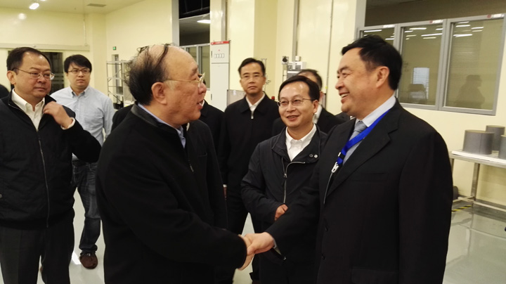 2重慶市市長(zhǎng)黃奇帆與趙振元同志親切交談，中立者為重慶超硅總經(jīng)理長(zhǎng)陳猛.jpg