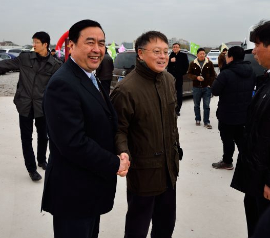 趙振元同志與上?？萍即髮W(xué)校長江綿恒親切交談.jpg