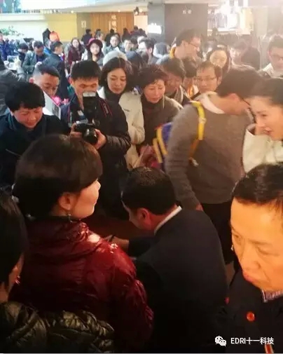 15-讀者排隊(duì)等候簽名，把趙振元圍得水泄不通.webp.jpg