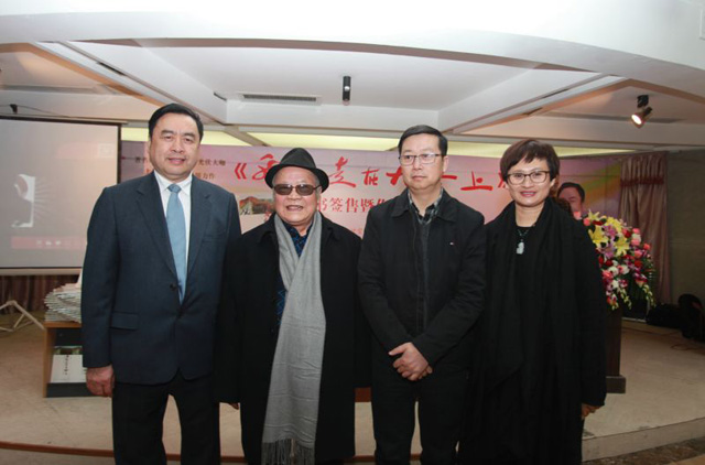 16-趙振元和四川人民出版社社長黃立新、中外散文詩學(xué)會(huì)主席、著名作家海夢親切合影.jpg