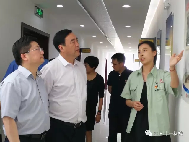 7-趙振元、孫鴻偉及會(huì)議代表參觀江蘇太極文化墻.jpg
