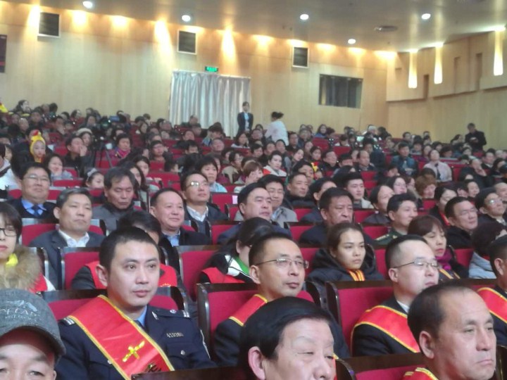2-趙振元同志與袁三軍市委書記、市人大主任李明楨、市政協(xié)主席談得勝、駐鞏義部隊(duì)首長(zhǎng)等一起觀看晚會(huì).jpg
