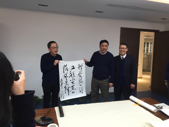 5-趙振元同志與愛德公司總經(jīng)理鄒克，首席顧問崔永祥親切合影.jpg