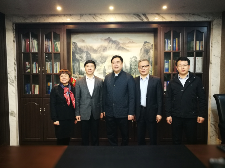 2-趙振元同志與無錫產(chǎn)業(yè)集團黨委副書記、工會主席劉濤、太極實業(yè)黨委書記褚兵、太極實業(yè)黨委副書記、工會主席陳月芳、太極實業(yè)董事會秘書丁奎一行親切合影.jpg