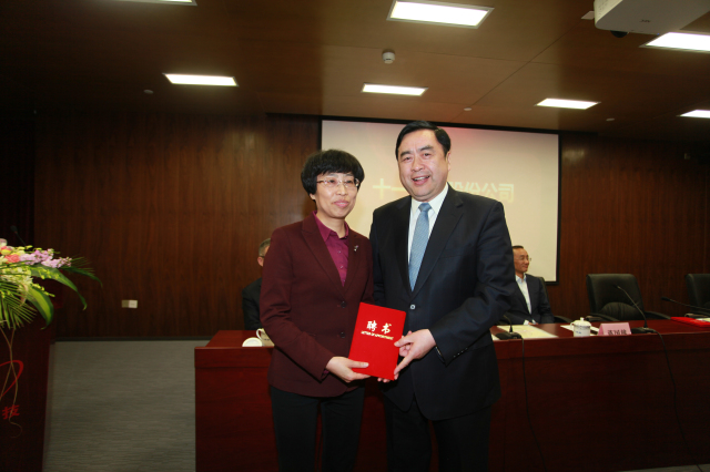 7- 十一科技股份公司董事長(zhǎng)趙振元同志為新一屆董事華婉蓉女士頒發(fā)聘書(shū).jpg