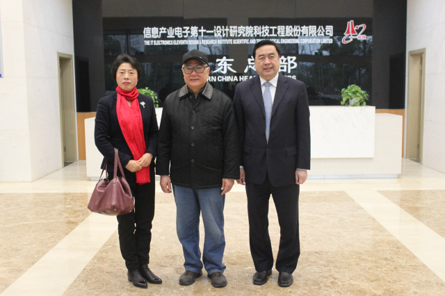 7-趙振元董事長(zhǎng)與無(wú)錫新能源商會(huì)徐慧絹會(huì)長(zhǎng)、原無(wú)錫市政協(xié)主席貢培興親切合影.jpg