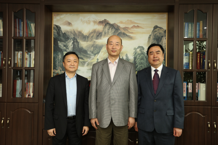 4-趙振元董事長(zhǎng)與傅文彪董事長(zhǎng)、卞家駿總裁在趙振元同志的辦公室親切合影.jpg