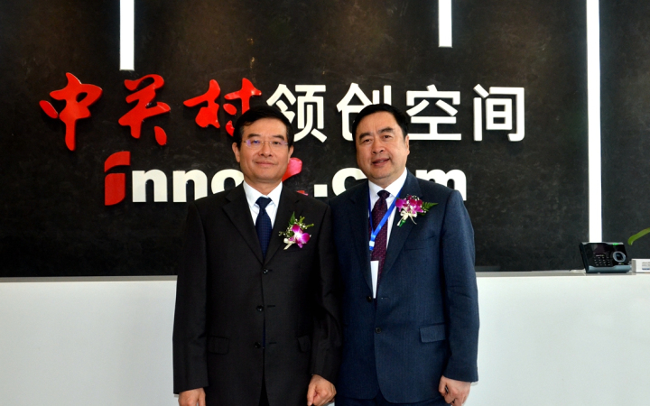 22-趙振元同志與成都市政協(xié)副主席、黨組副書記郝康理親切合影.jpg